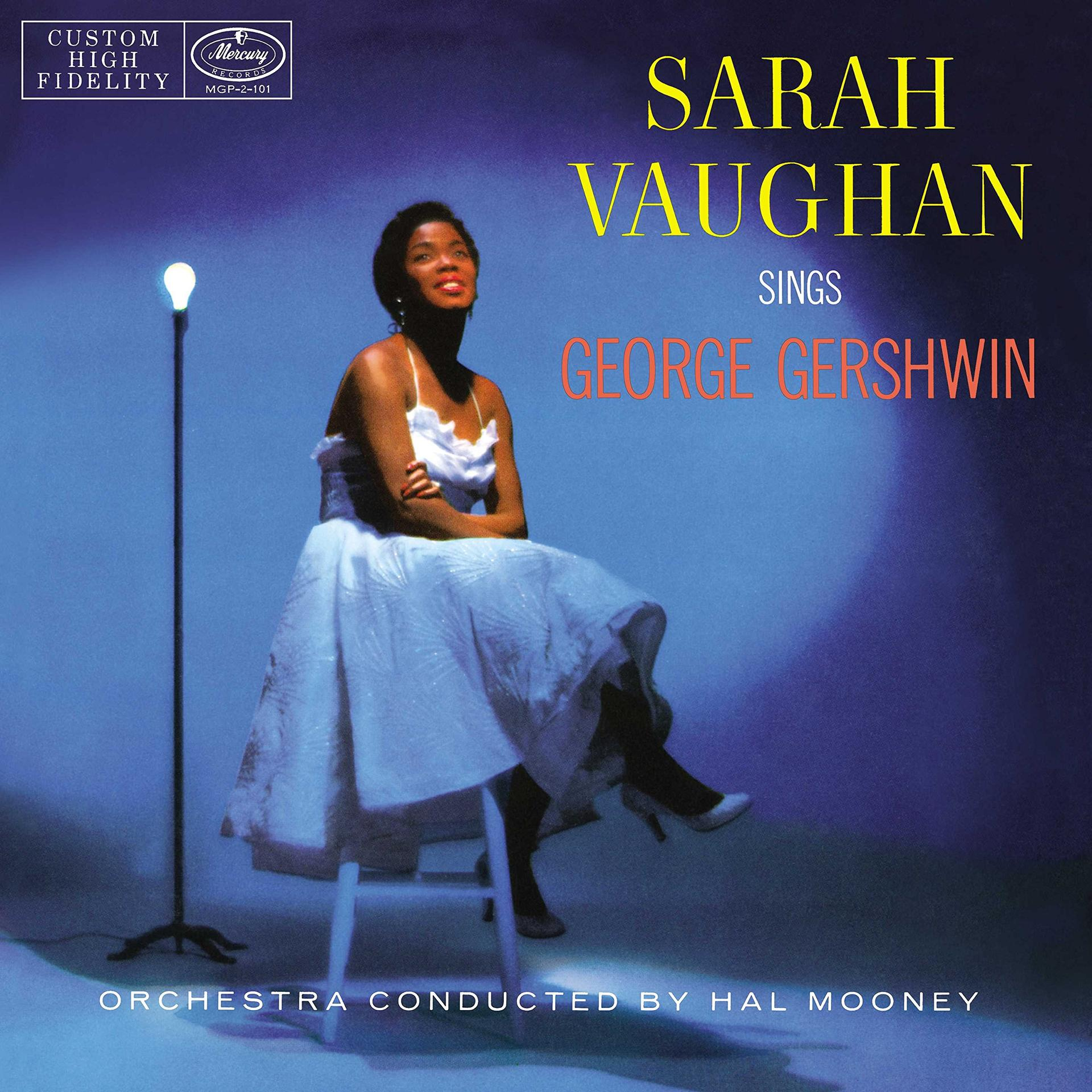 Album borító: Sarah Vaughan fehér ruhában, ülve. Cím: Sarah Vaughan énekli George Gershwint.