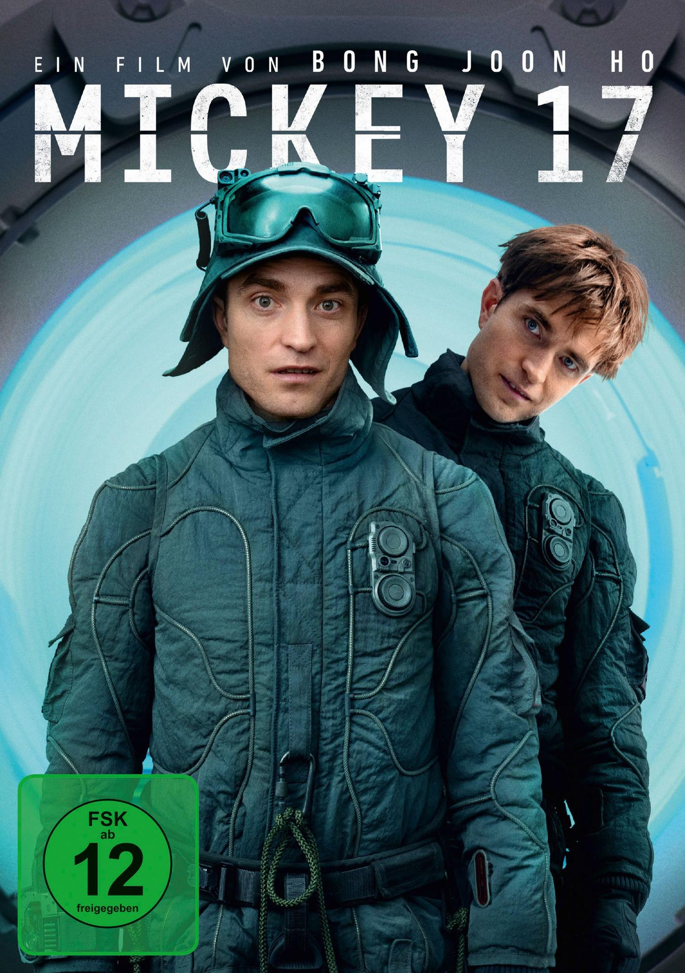 Filmposter für 'Mickey 17' mit Robert Pattinson in einem Raumanzug und einem Schauspieler.