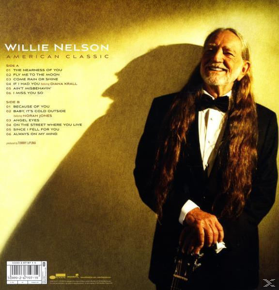 Willie Nelson hosszú hajjal, szmokingban, gitárt tart. Az 'American Classic' album borítója.