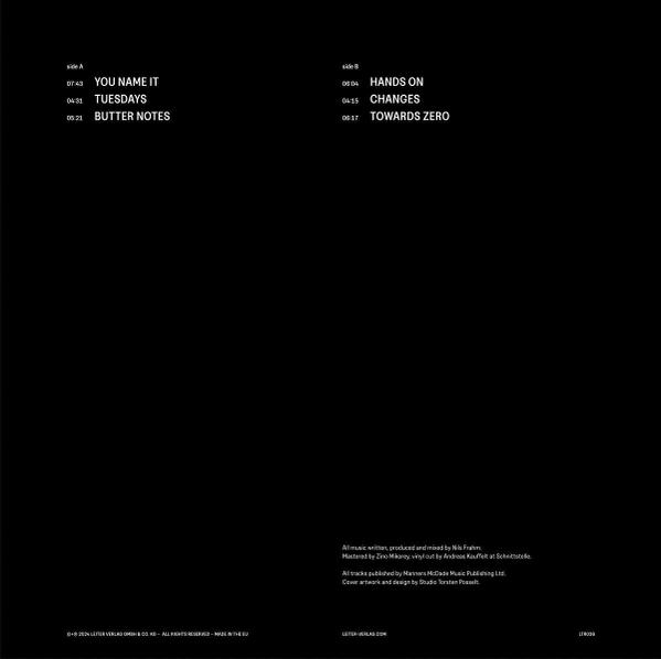 Schwarzes Albumcover mit Songtiteln und Credits auf schwarzem Hintergrund.
