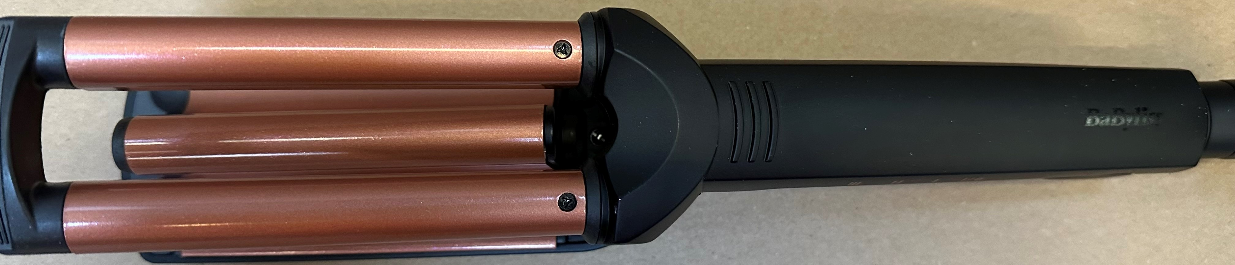 Falownica do włosów z trzema wałkami w kolorze różowego złota, czarny uchwyt.