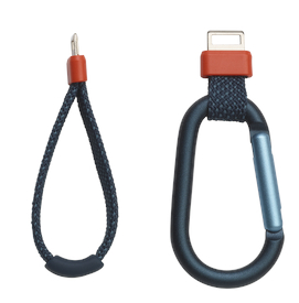 Dwa kable ładujące, jeden ze szlufką, a drugi z karabińczykiem.