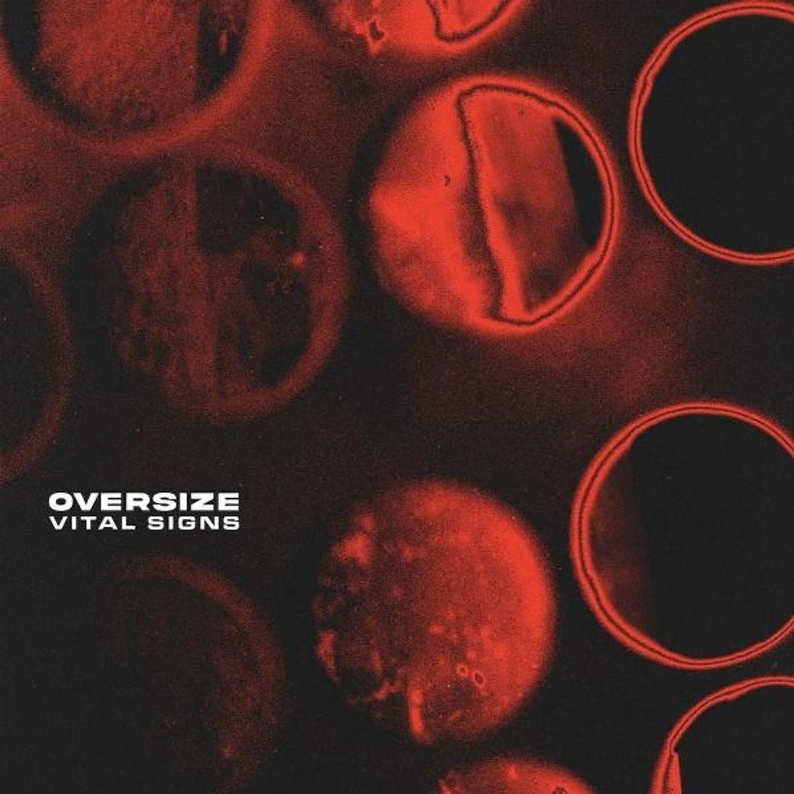 Abstraktes Albumcover mit roten, kreisförmigen Formen auf dunklem Hintergrund. Text 'OVERSIZE'.