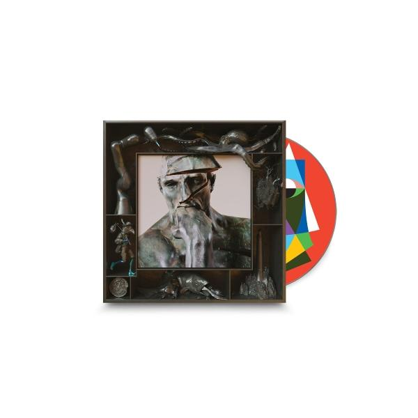 CD-Hülle mit einer Skulptur und einer roten Disc. Der Hintergrund ist weiß.
