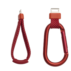 Dwa czerwone akcesoria do telefonu, jedno z pętlą, drugie to karabińczyk.