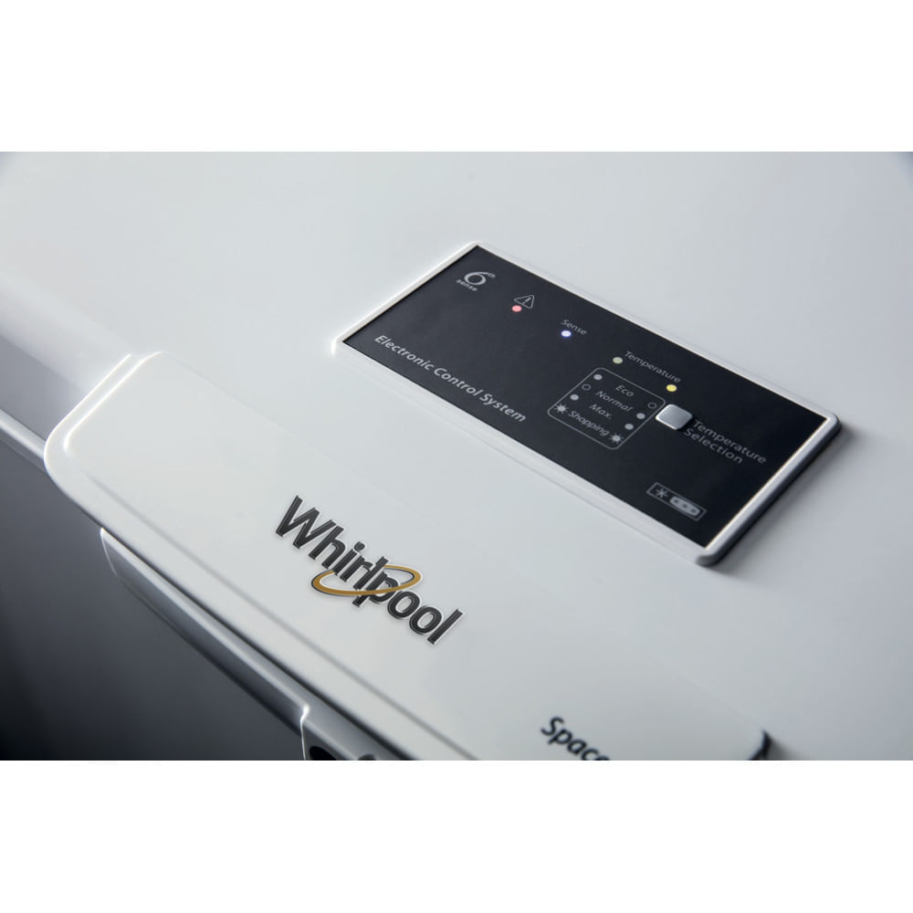 Fehér Whirlpool készülék vezérlőpultjának közeli képe, fekete kijelzővel és gombokkal.