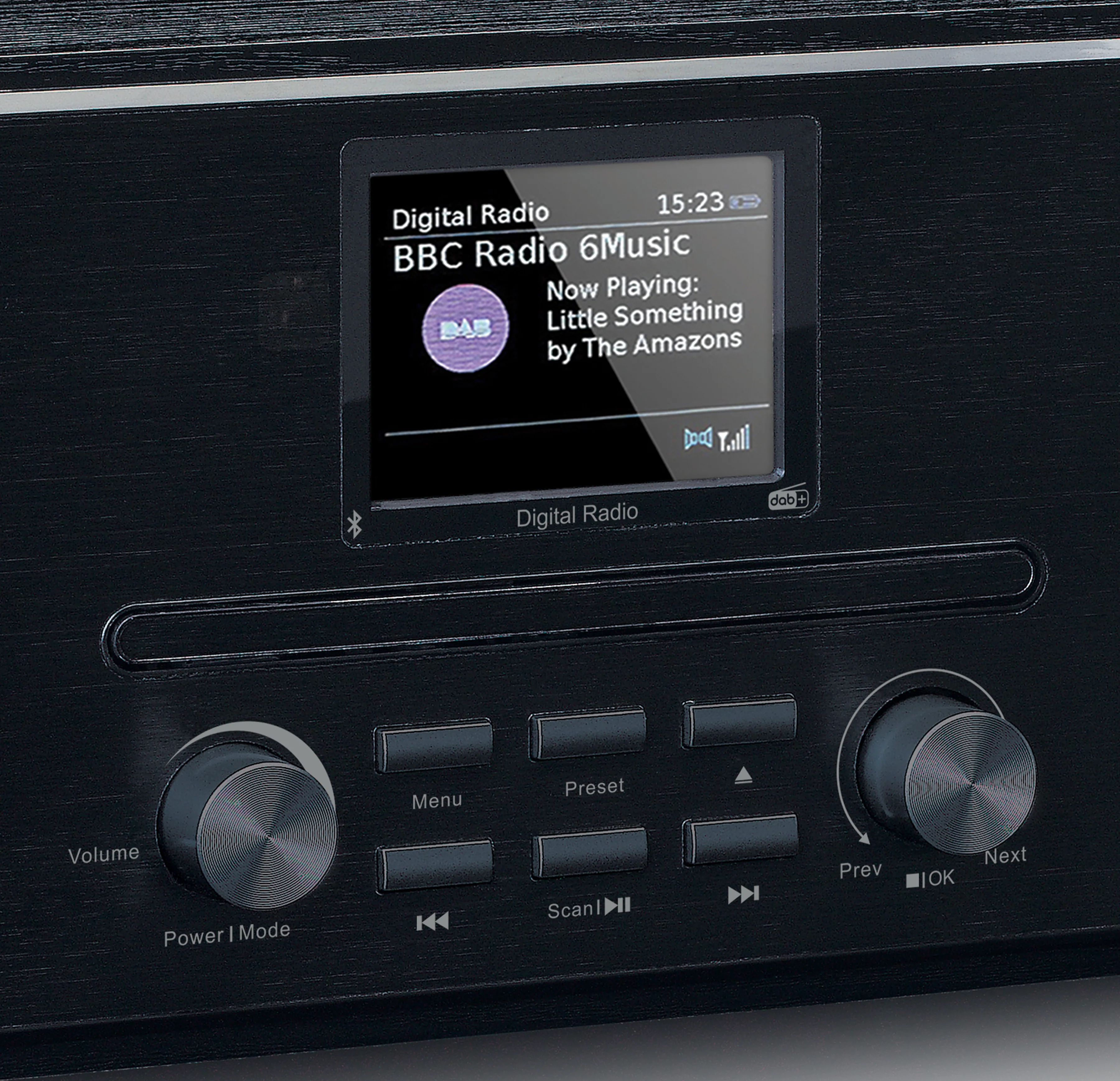 Une radio numérique affichant la station BBC Radio 6Music et la chanson en cours.