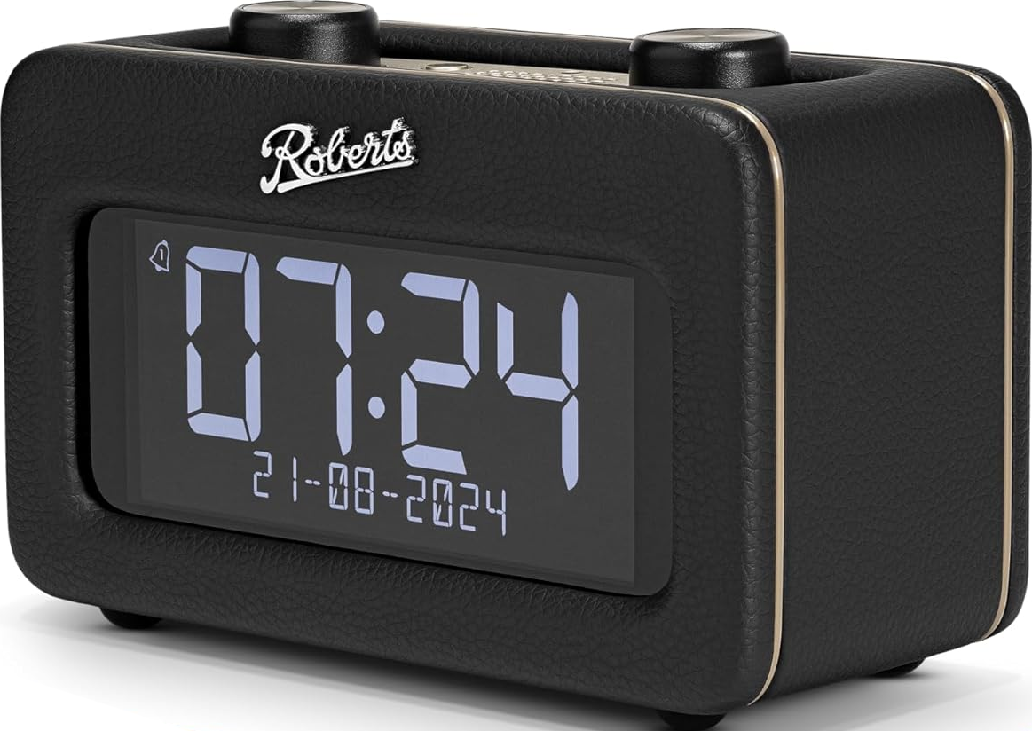 Un réveil noir affichant 07:24 et la date 21-08-2024, avec 'Roberts' en haut.