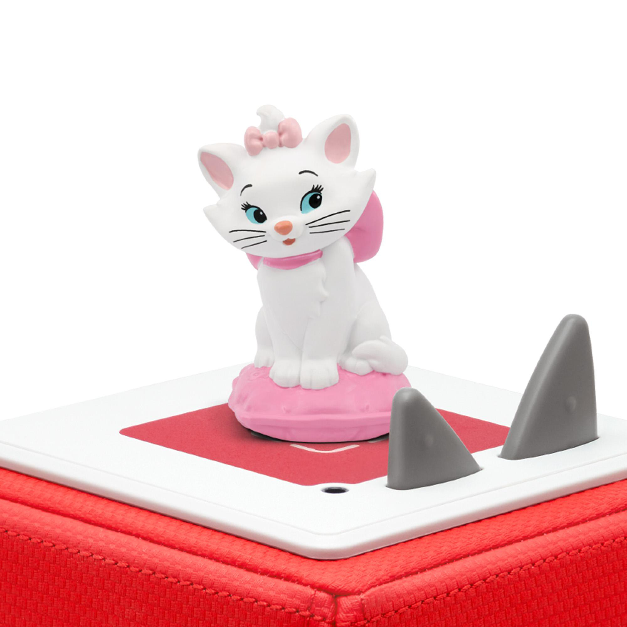 Weiße Katzenfigur mit rosa Schleife und Kissen. Auf weißer und roter quadratischer Basis.