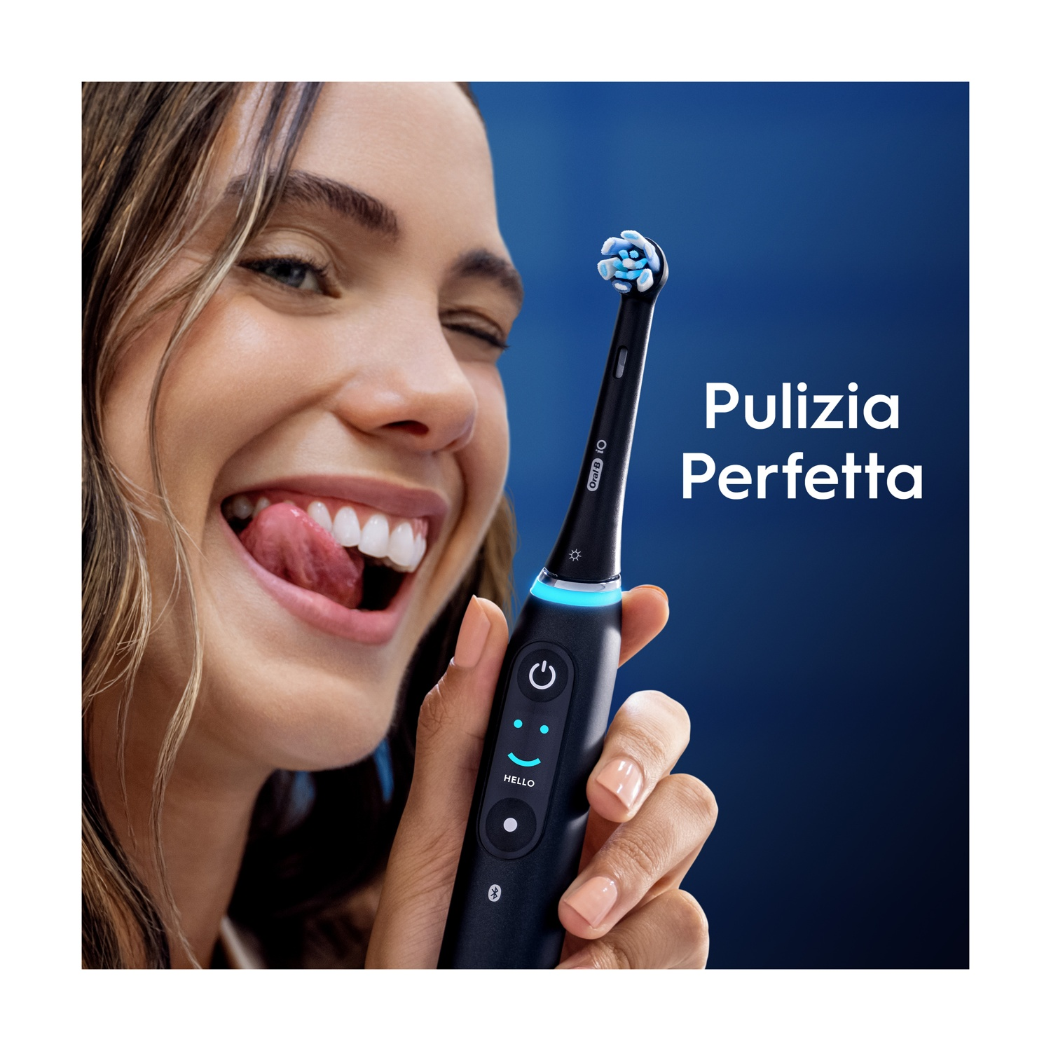 Donna con spazzolino elettrico nero, testo 'Pulizia Perfetta', sfondo blu.