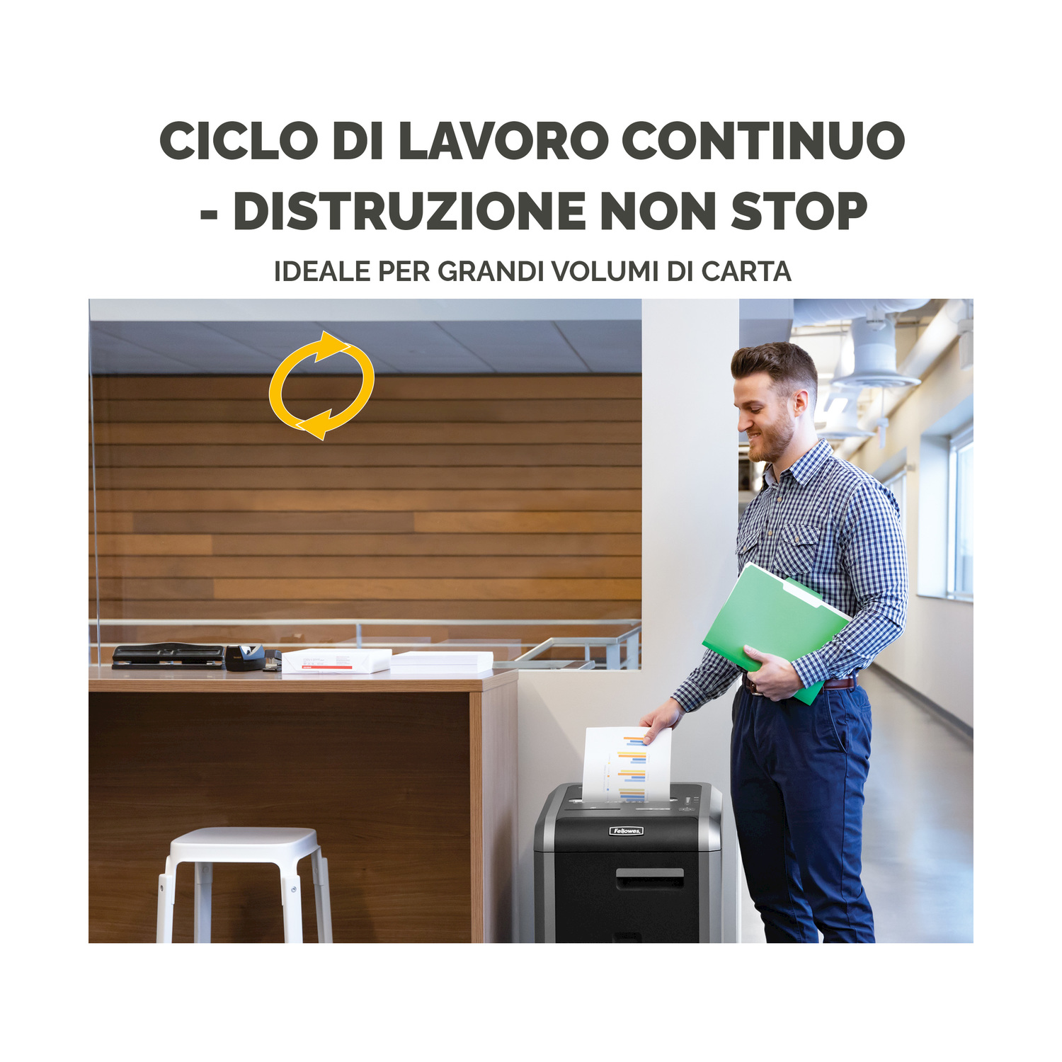 Uomo che inserisce carta in un tritacarte in ufficio, con testo in italiano.