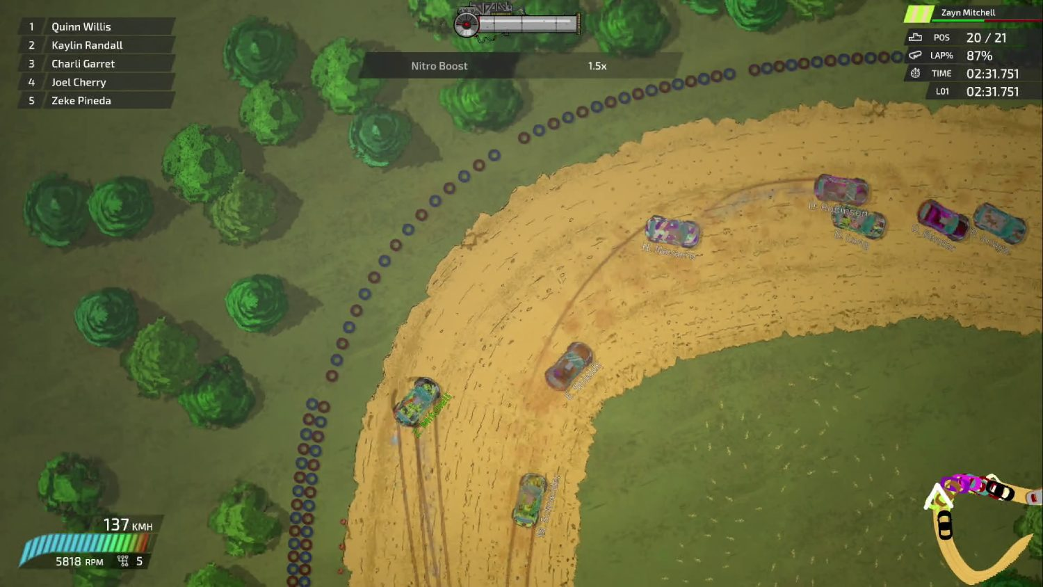 Vista desde arriba de un juego de carreras de coches con coches en una pista de tierra.