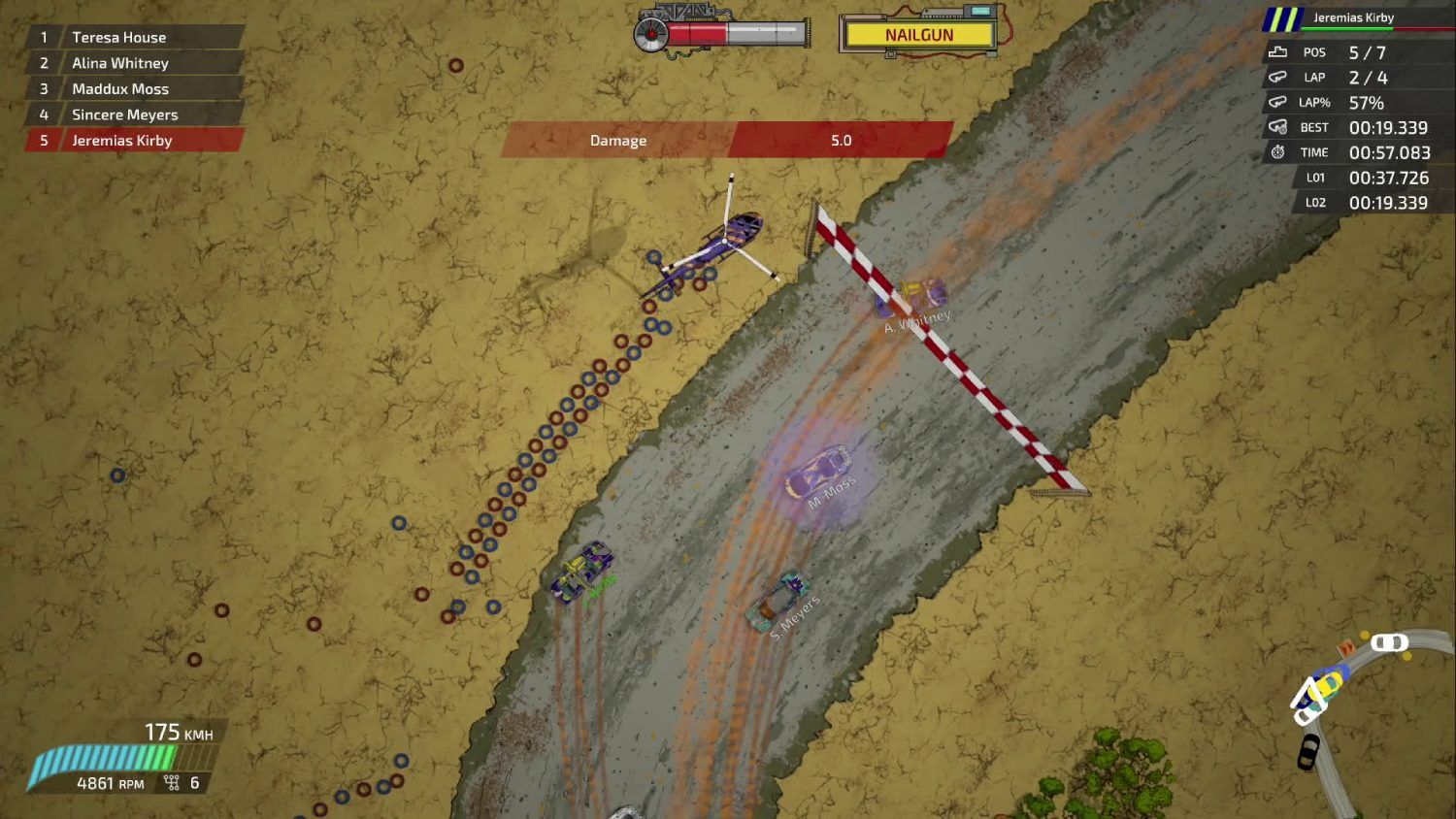 Vista desde arriba de un juego de carreras con coches, un helicóptero y una línea de meta.