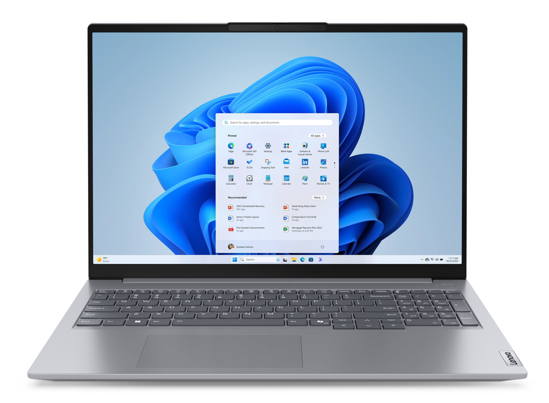 Srebrny laptop z klawiaturą i ekranem wyświetlającym interfejs Windows 11.