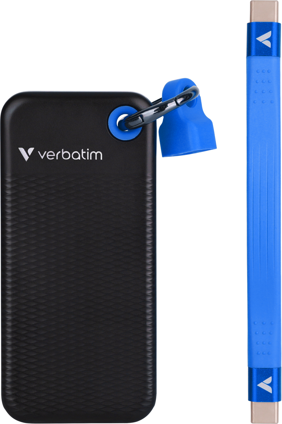 Schwarze Verbatim portable SSD und blaues USB-C-Kabel. SSD hat eine strukturierte Oberfläche. Weißer Hintergrund.