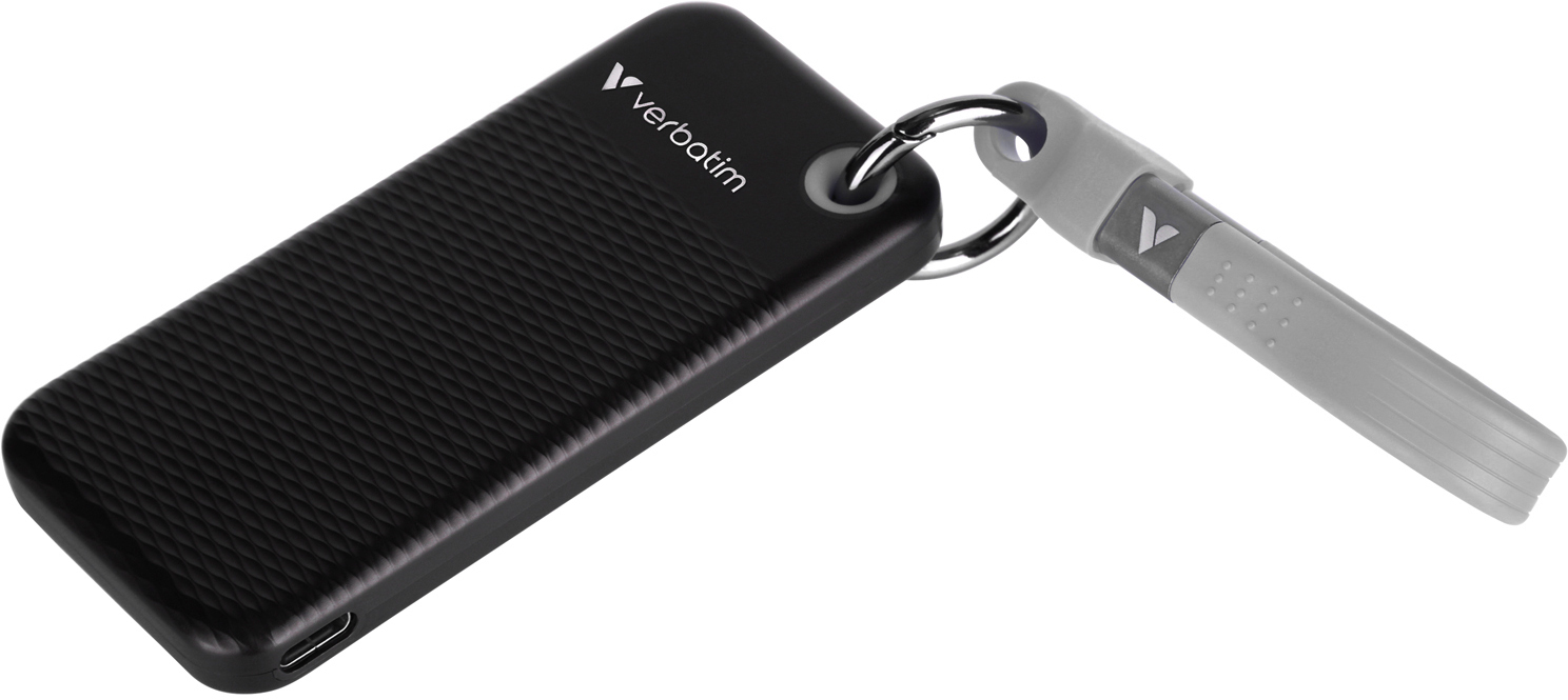 Schwarze externe Festplatte von Verbatim mit Schlüsselring. Grauer Schlüsselring und USB-Anschluss.