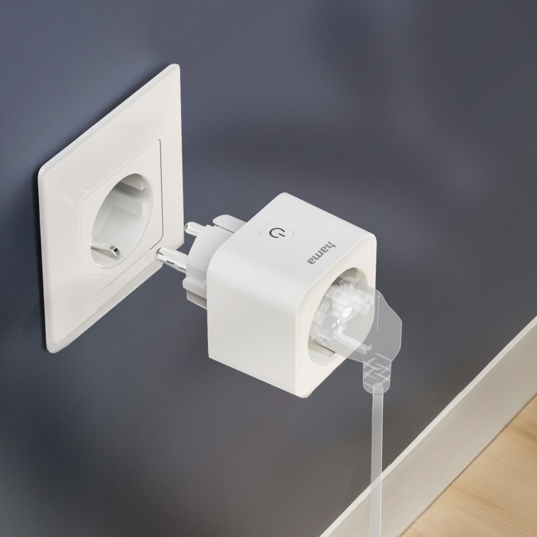 Weißer Smart Plug, der in eine Steckdose gesteckt wird. Ein Kabel und ein Knopf sind sichtbar.