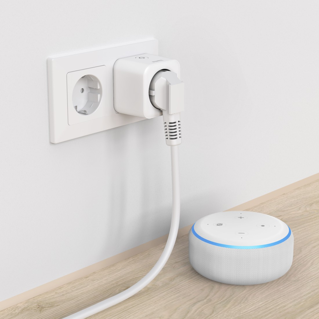 Smart Plug an einer Steckdose angeschlossen, mit einem Smart Speaker in der Nähe.