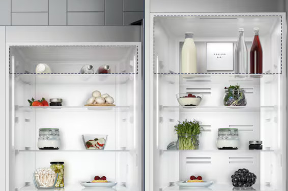 Dwie otwarte lodówki z owocami i warzywami, z butelką mleka i butelkami wina na górnych półkach.