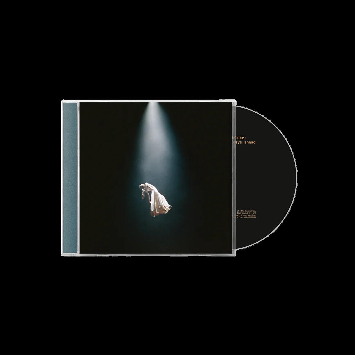 Een cd-hoesje met een schijnwerper op een figuur in een jurk, zwevend, met een zwarte achtergrond.