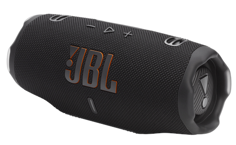 Czarny głośnik JBL, z pomarańczowym napisem JBL. Ma przyciski na górze. Na białym tle.
