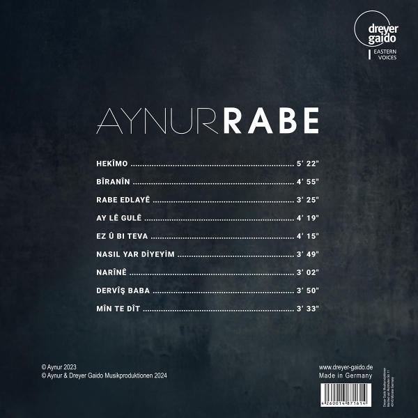 Albumcover mit Text und Songtiteln auf dunklem Hintergrund.