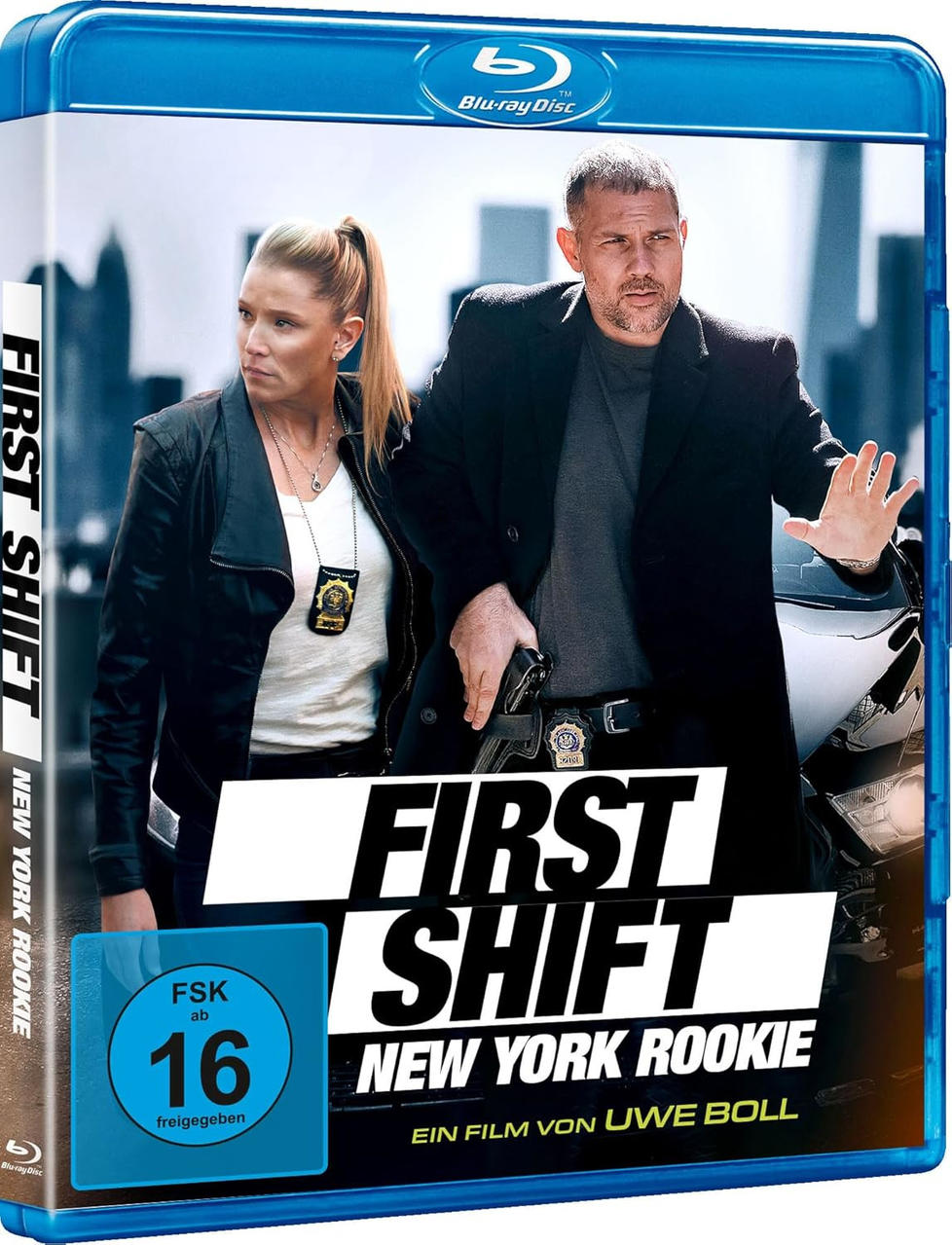 Blu-ray-Cover. Zwei Personen, eine Frau und ein Mann, stehen vor einem Auto. Der Titel ist FIRST SHIFT.