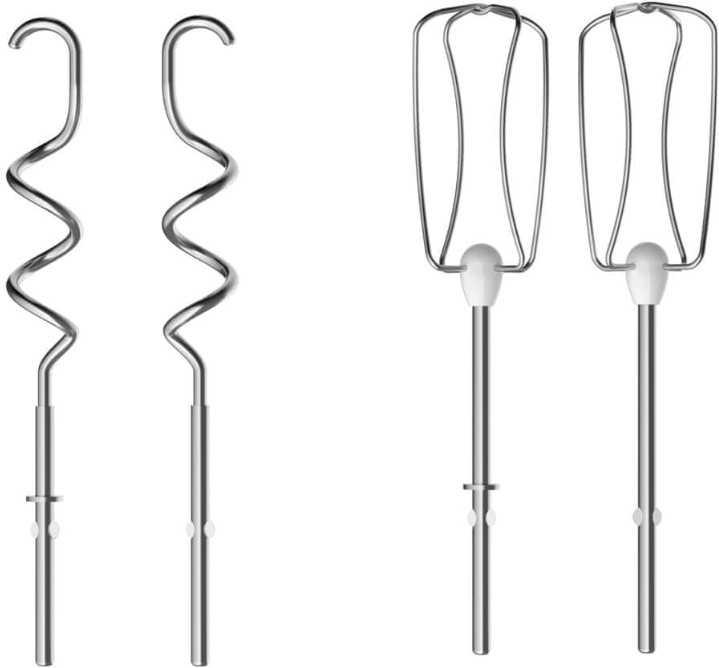 Końcówki do miksera. Dwa haki do ciasta i dwie trzepaczki, wszystkie srebrne i białe, na białym tle.