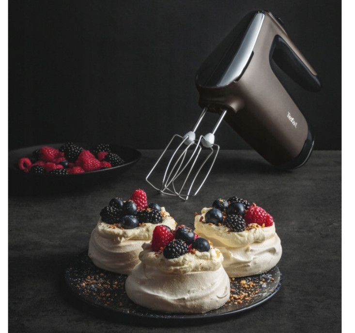 Desery z jagodami i kremem. Na stole znajduje się brązowy mikser ręczny Tefal.