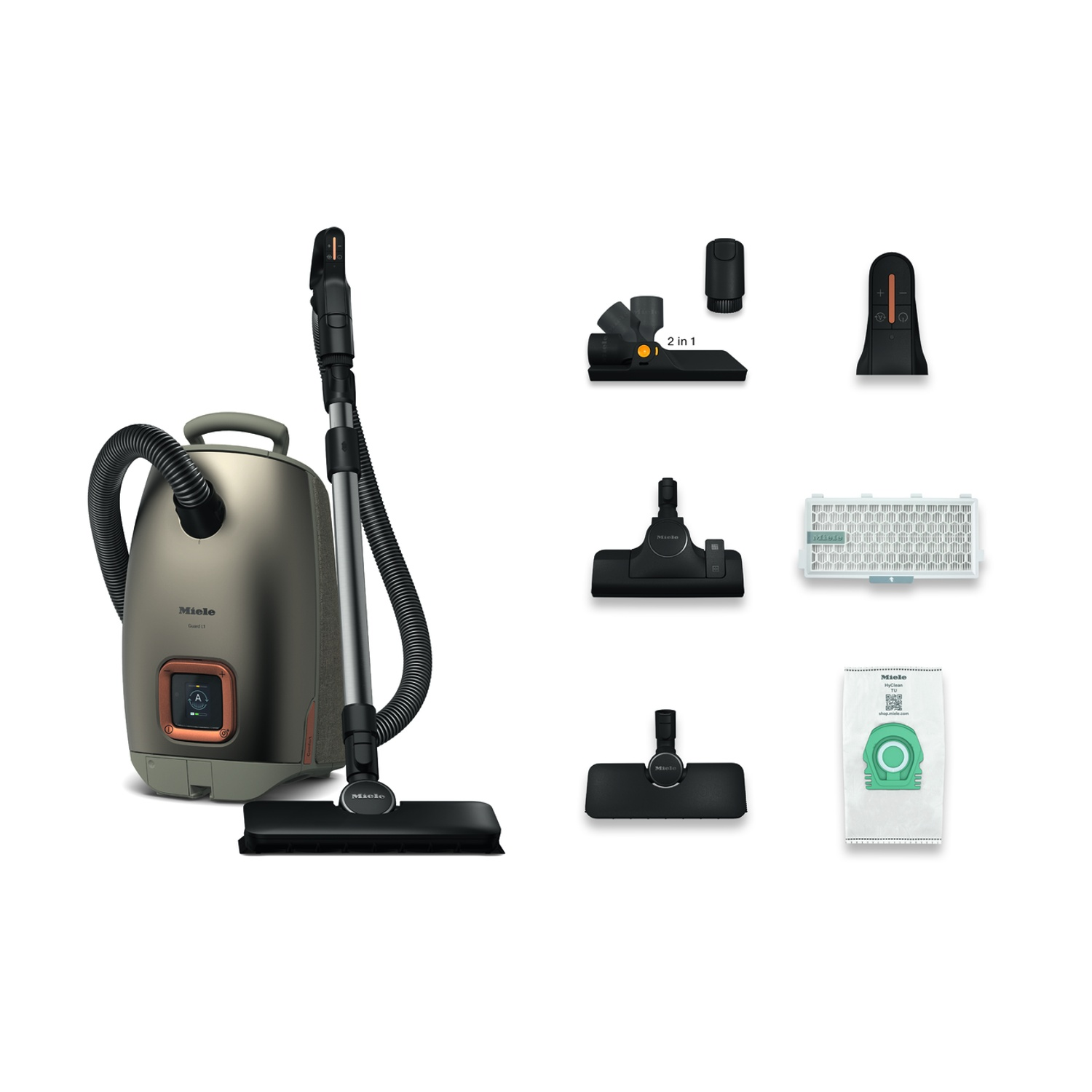 Aspirapolvere Miele e accessori. Aspirapolvere grigio, accessori neri, sfondo bianco e sacchetto.