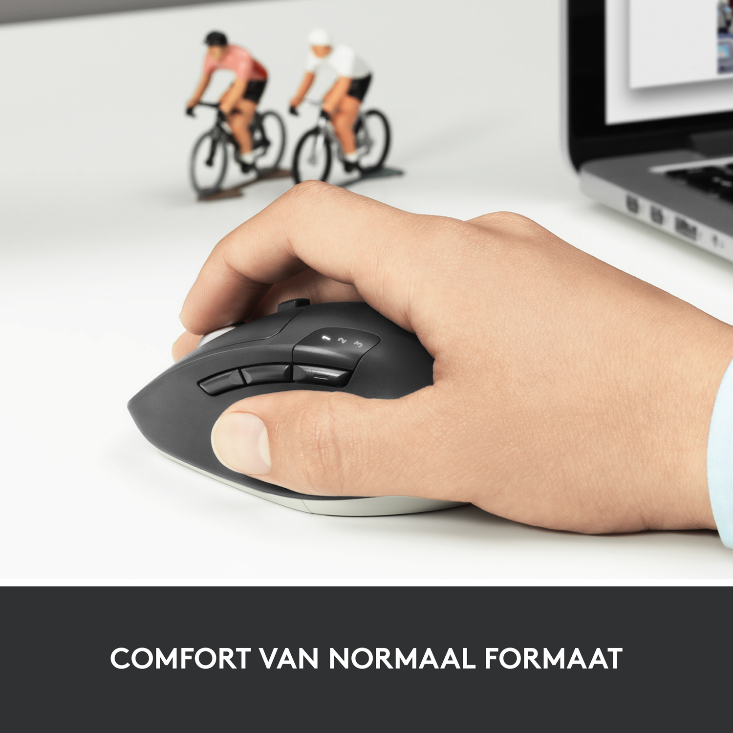 Hand using a dark grey mouse, with text in Dutch 'Comfort van normaal formaat'.