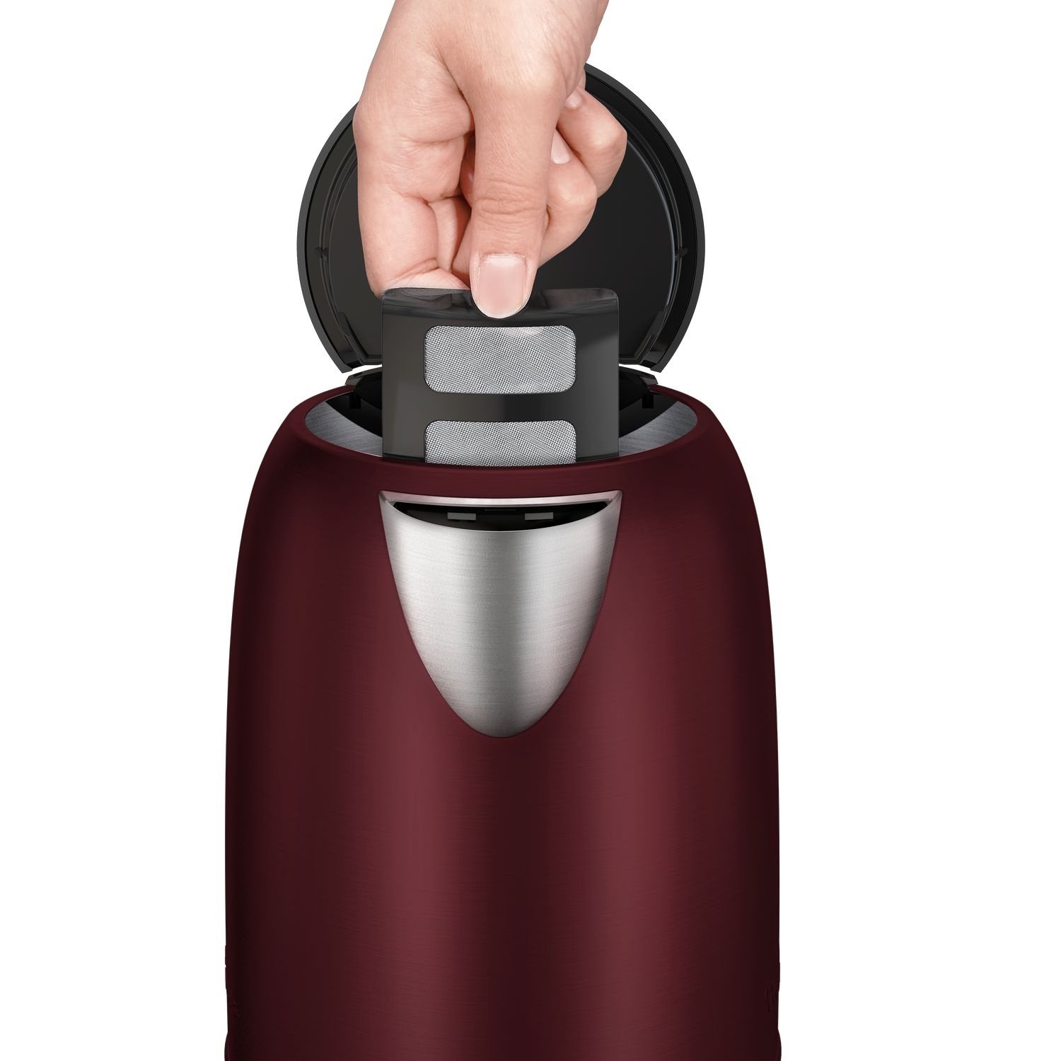 Een hand plaatst een filter in een bordeauxrode elektrische waterkoker. De waterkoker is gesloten met een zilveren stalen binnenkant.