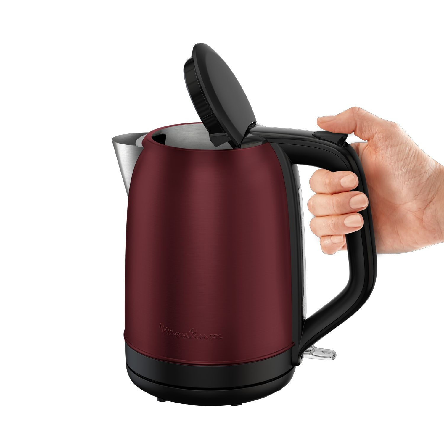 Een bordeauxrode elektrische waterkoker met een open deksel, vastgehouden door een hand.
