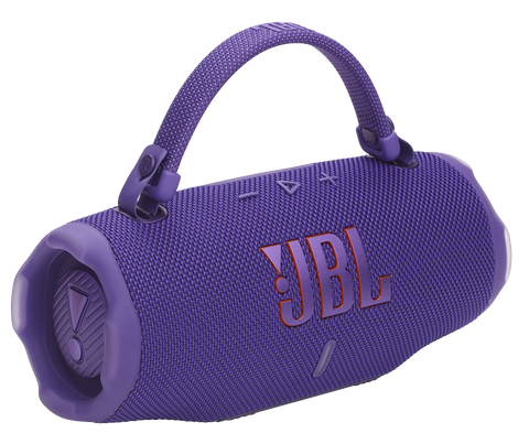 Fioletowy głośnik JBL z uchwytem, logo JBL w kolorze pomarańczowym. Ma siatkową tkaninę i zaokrąglone końce.