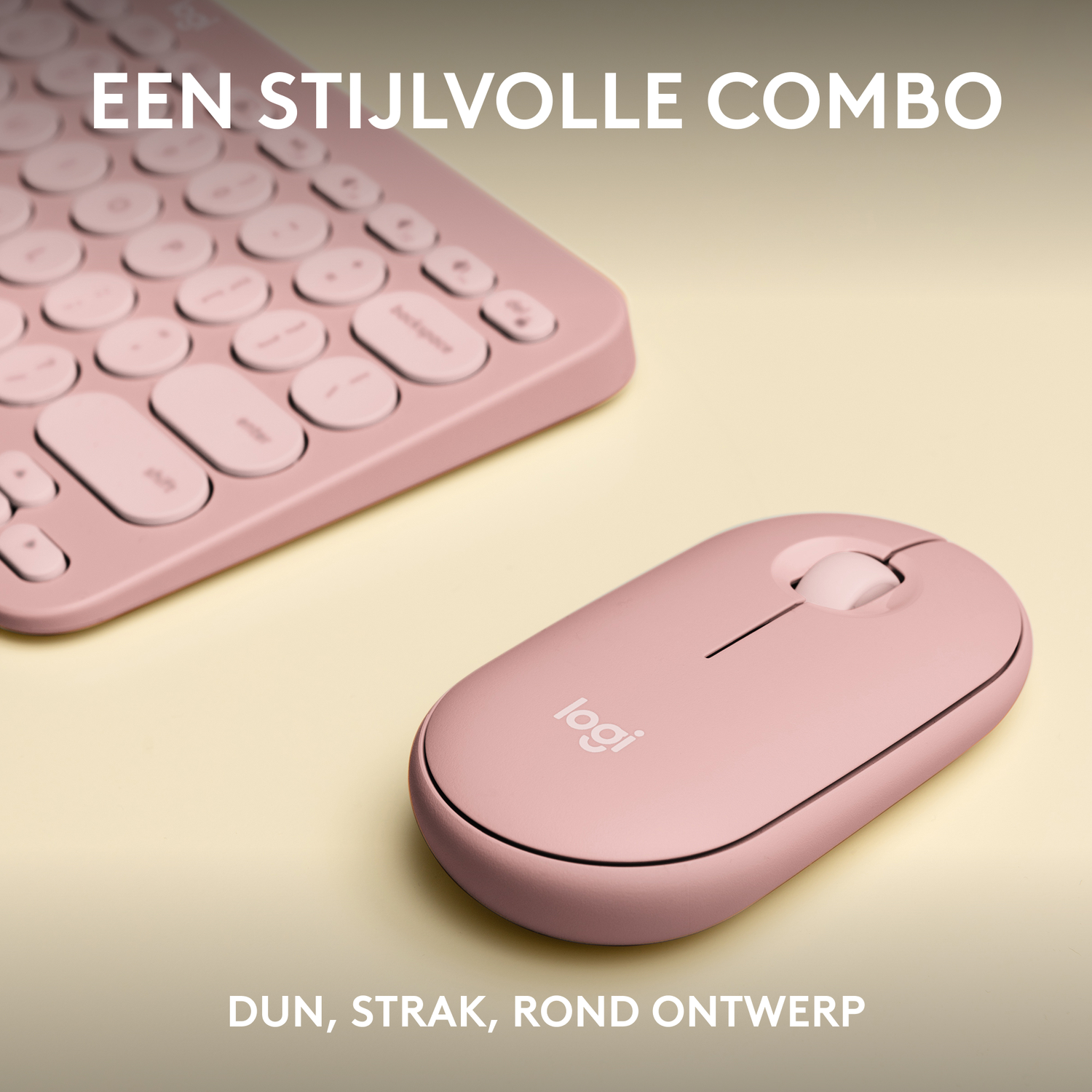 Een persoon die een roze toetsenbord, muis en koptelefoon gebruikt, met een laptop op een standaard.