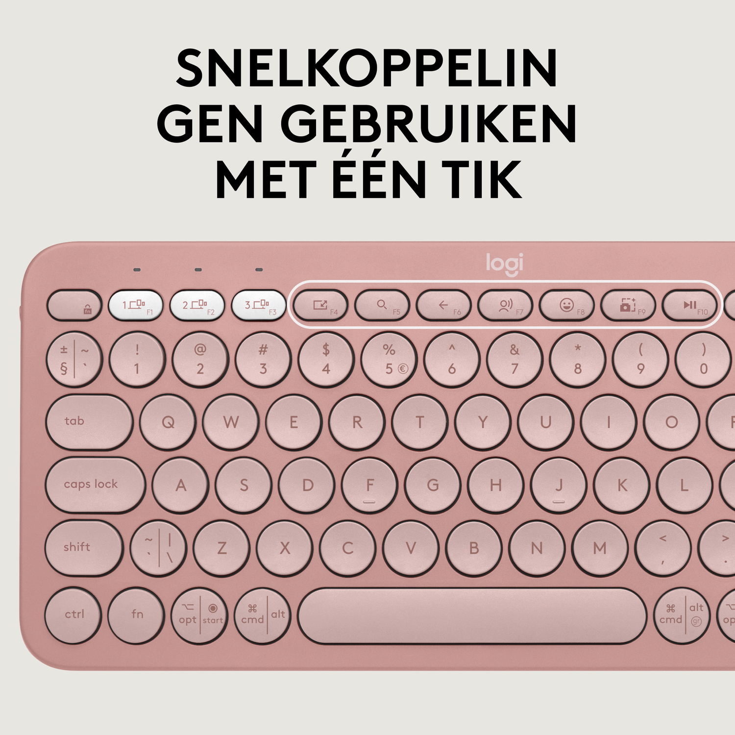 Een roze toetsenbord, muis, telefoon, koptelefoon en andere items verpakt in een tas.