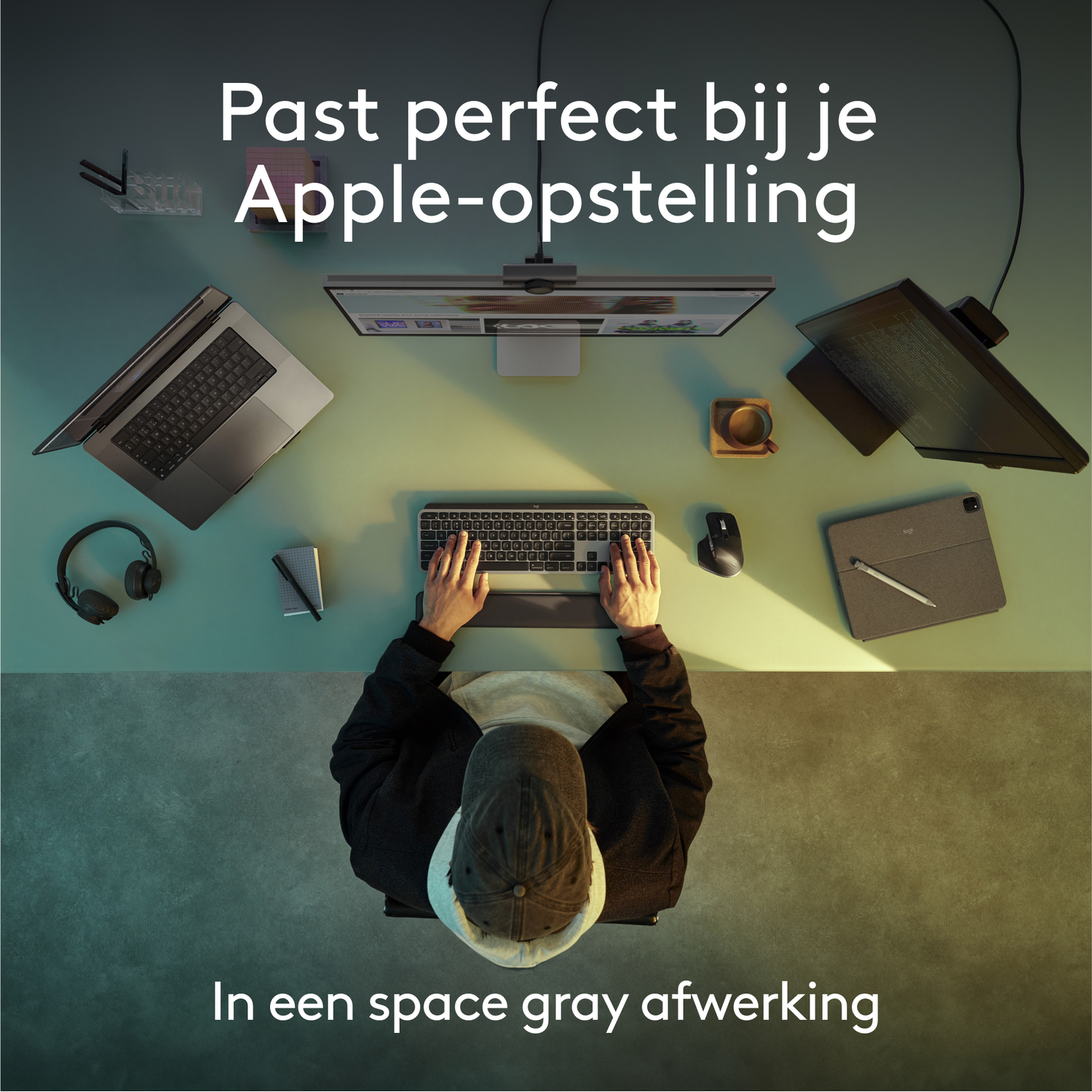 Bovenaanzicht van een bureau-opstelling met een laptop, monitor, toetsenbord, muis, hoofdtelefoon en pen.
