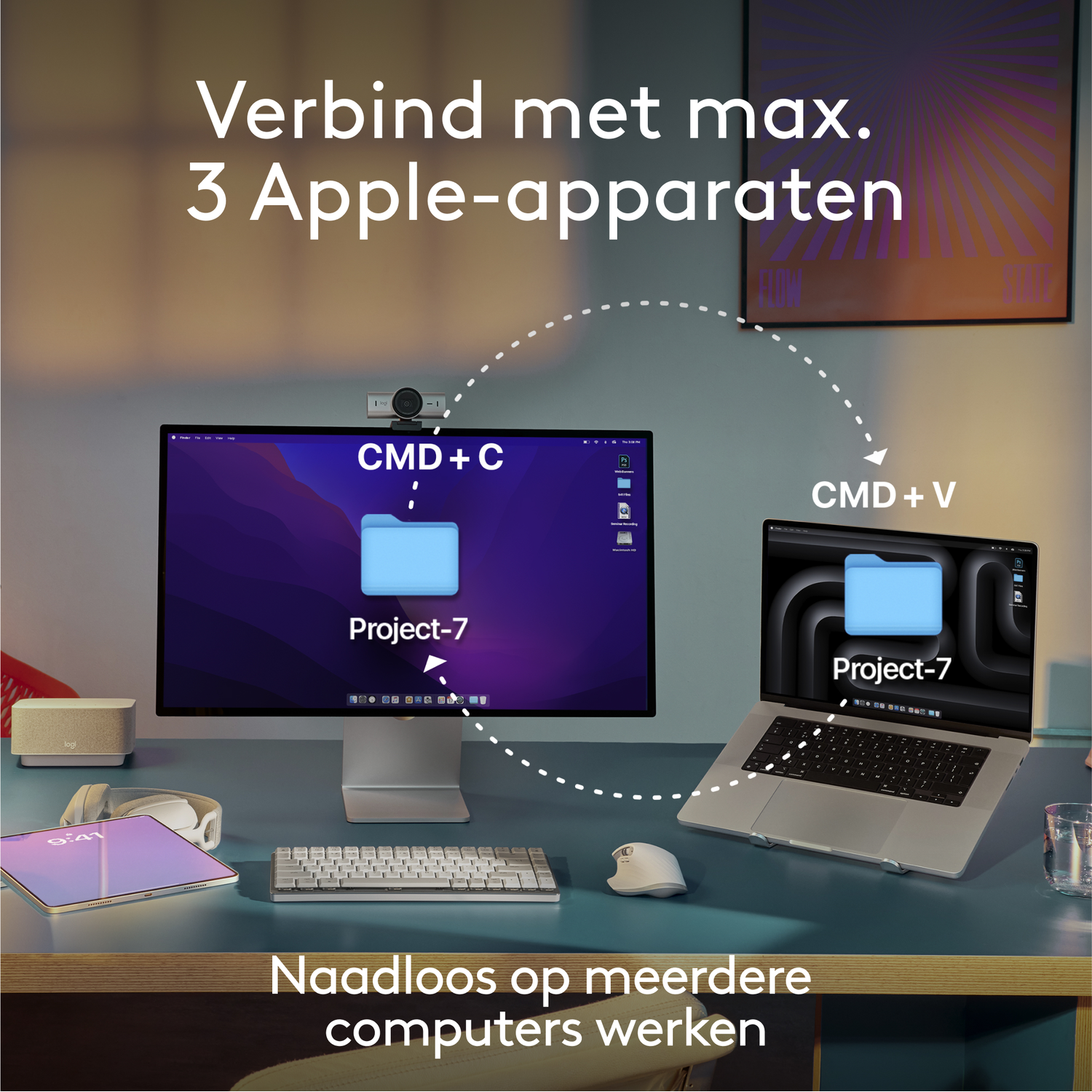 Een opstelling met een monitor, laptop, toetsenbord, muis en koptelefoon. Tekst hierboven: Verbind met max. 3 Apple-apparaten.
