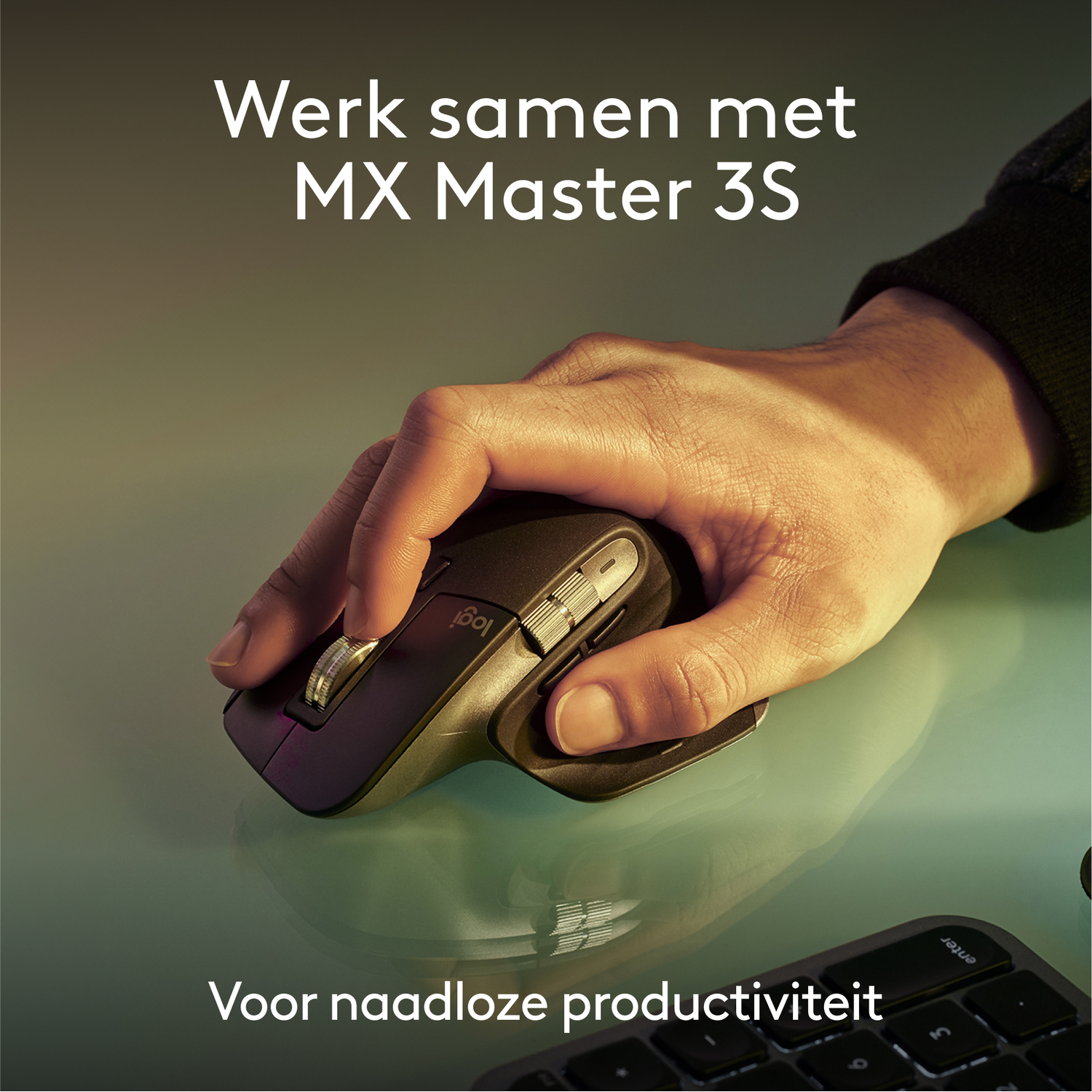 Een hand die een Logitech-muis gebruikt op een reflecterend oppervlak, met een toetsenbord op de achtergrond.