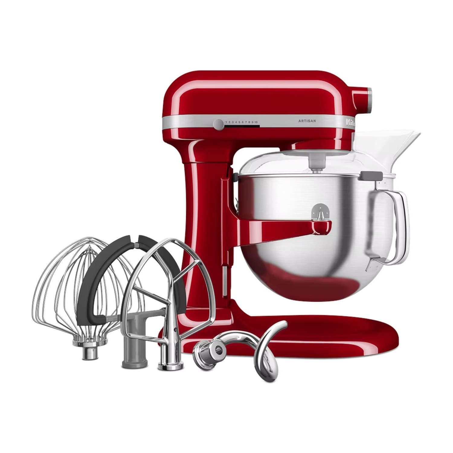 Un mixer KitchenAid rosso con diversi accessori, tra cui una frusta e un gancio impastatore, è esposto su sfondo bianco.