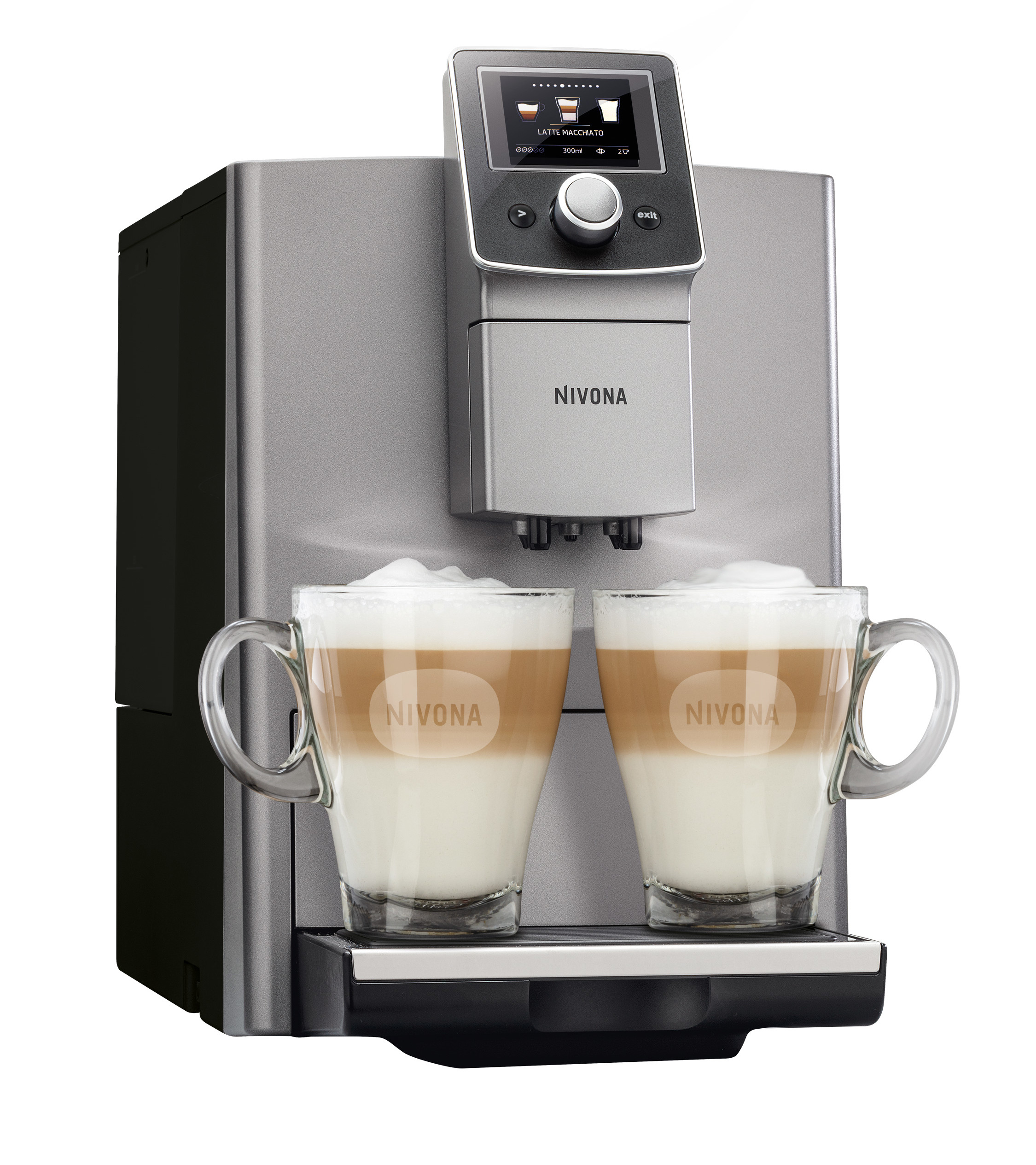 Srebrny ekspres do kawy z dwiema szklankami latte. Tło jest białe.