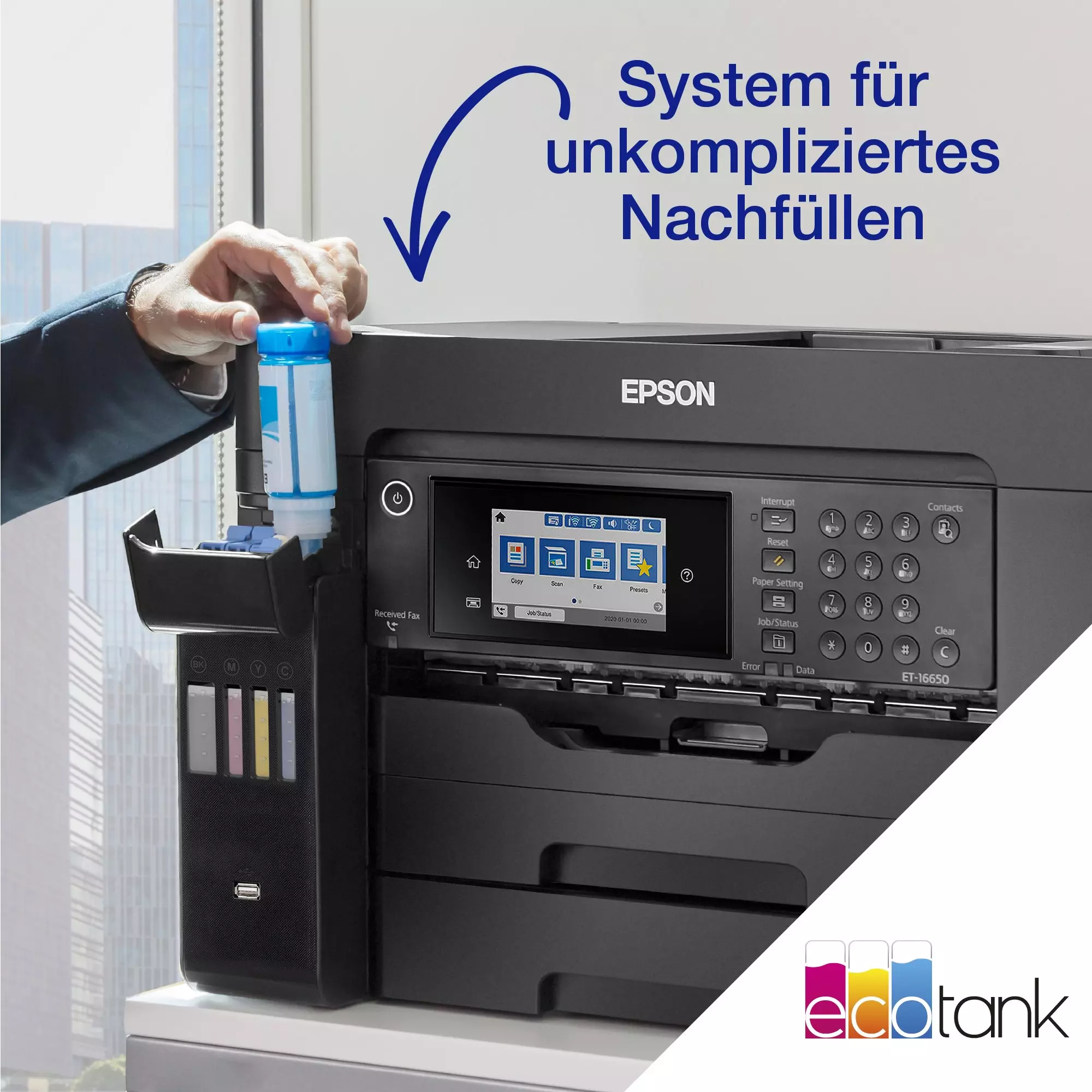 Ein Mann, der einen Epson-Drucker mit blauer Tinte befüllt.