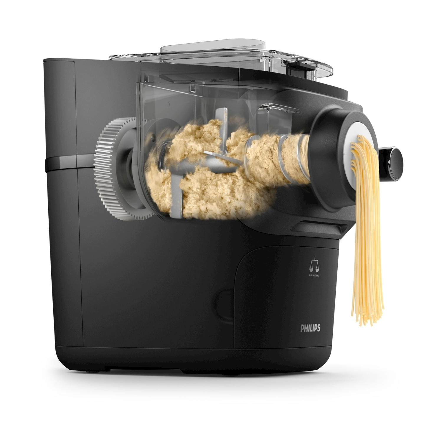 Macchina per pasta in azione. Macchina nera, sezioni trasparenti, pasta in estrusione, sfondo bianco.