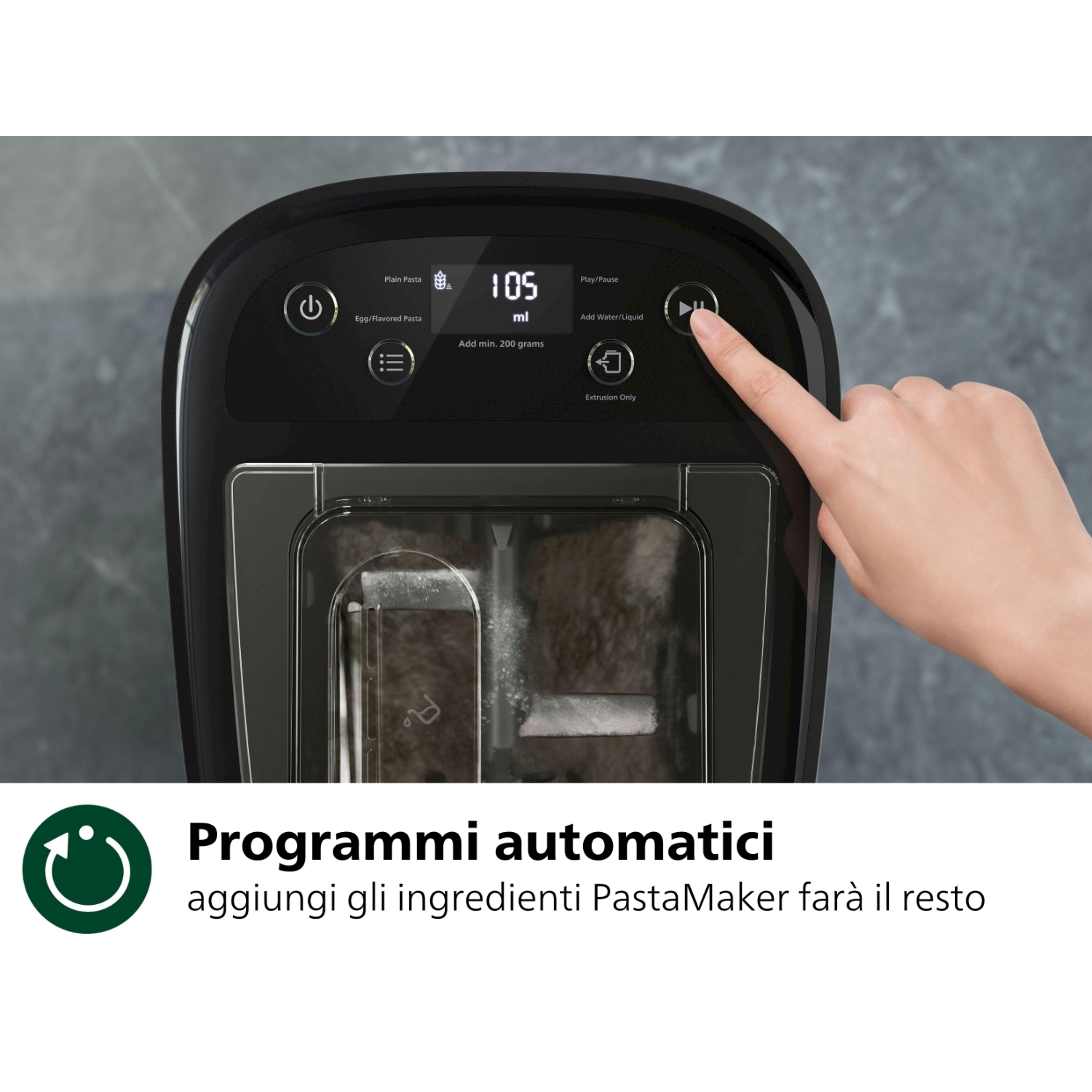 Una mano preme un pulsante su una macchina per la pasta nera. Il display mostra le misure.