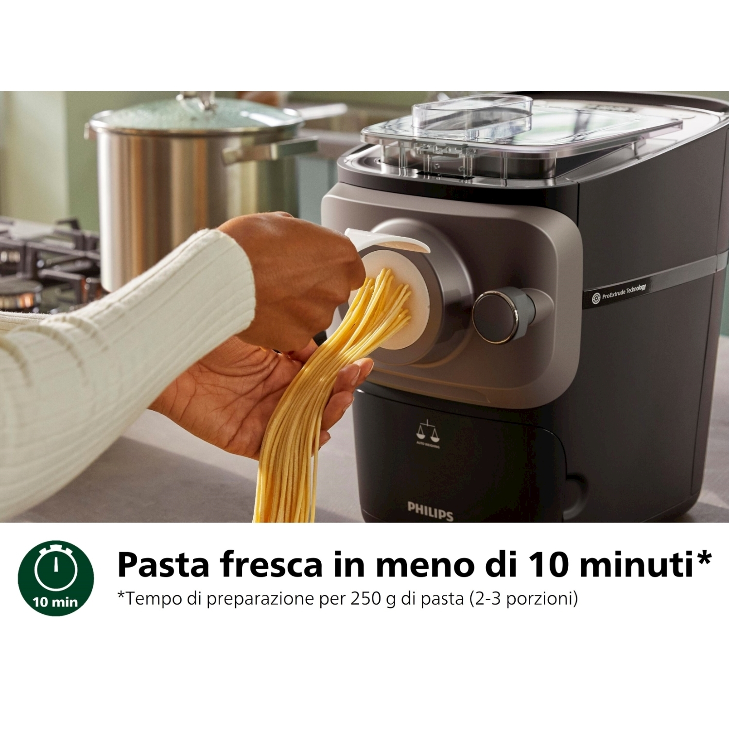 Persona che utilizza una macchina per la pasta, testo: 'Pasta fresca in meno di 10 minuti'.