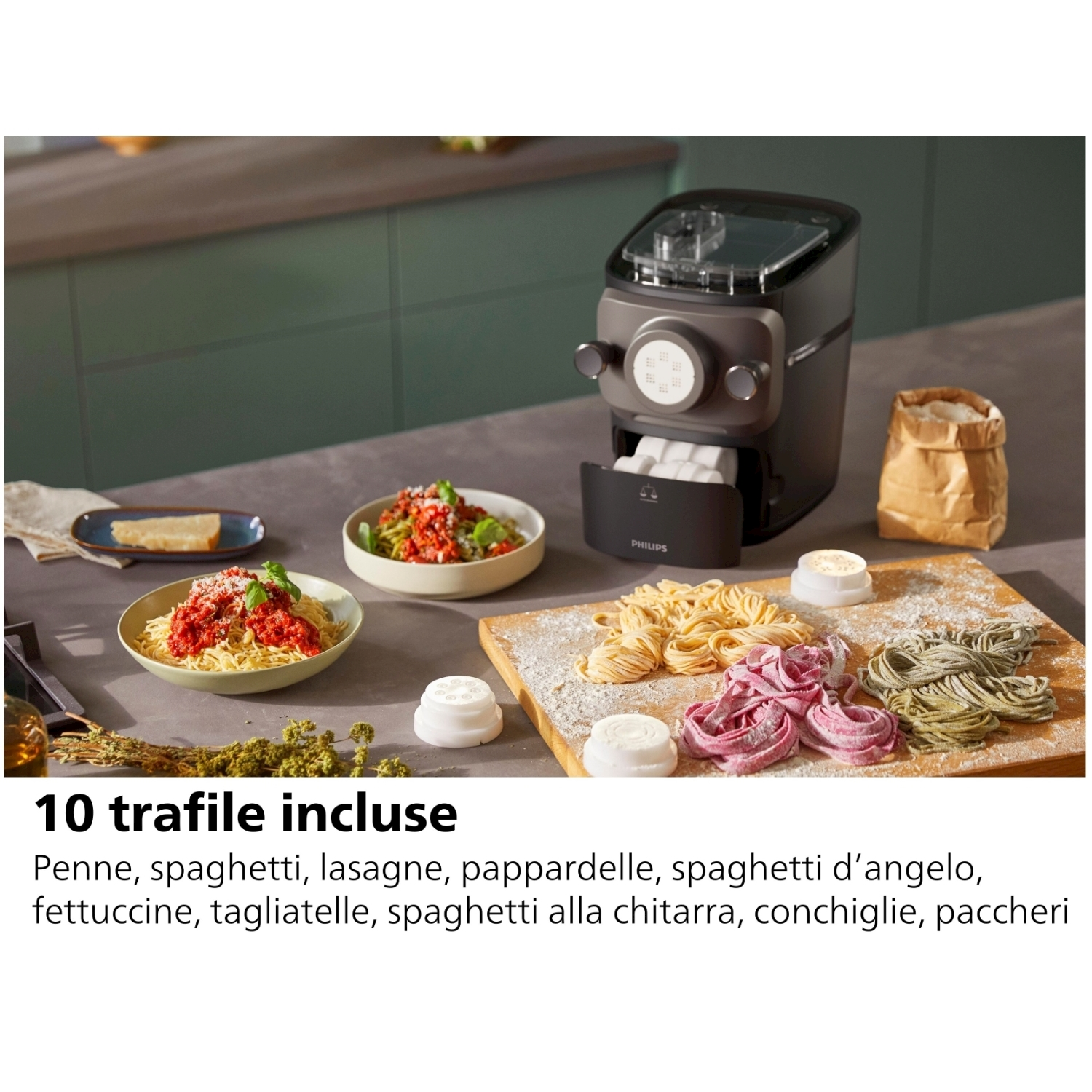 Macchina per pasta con pasta e ingredienti su un bancone. Lo sfondo è la cucina.