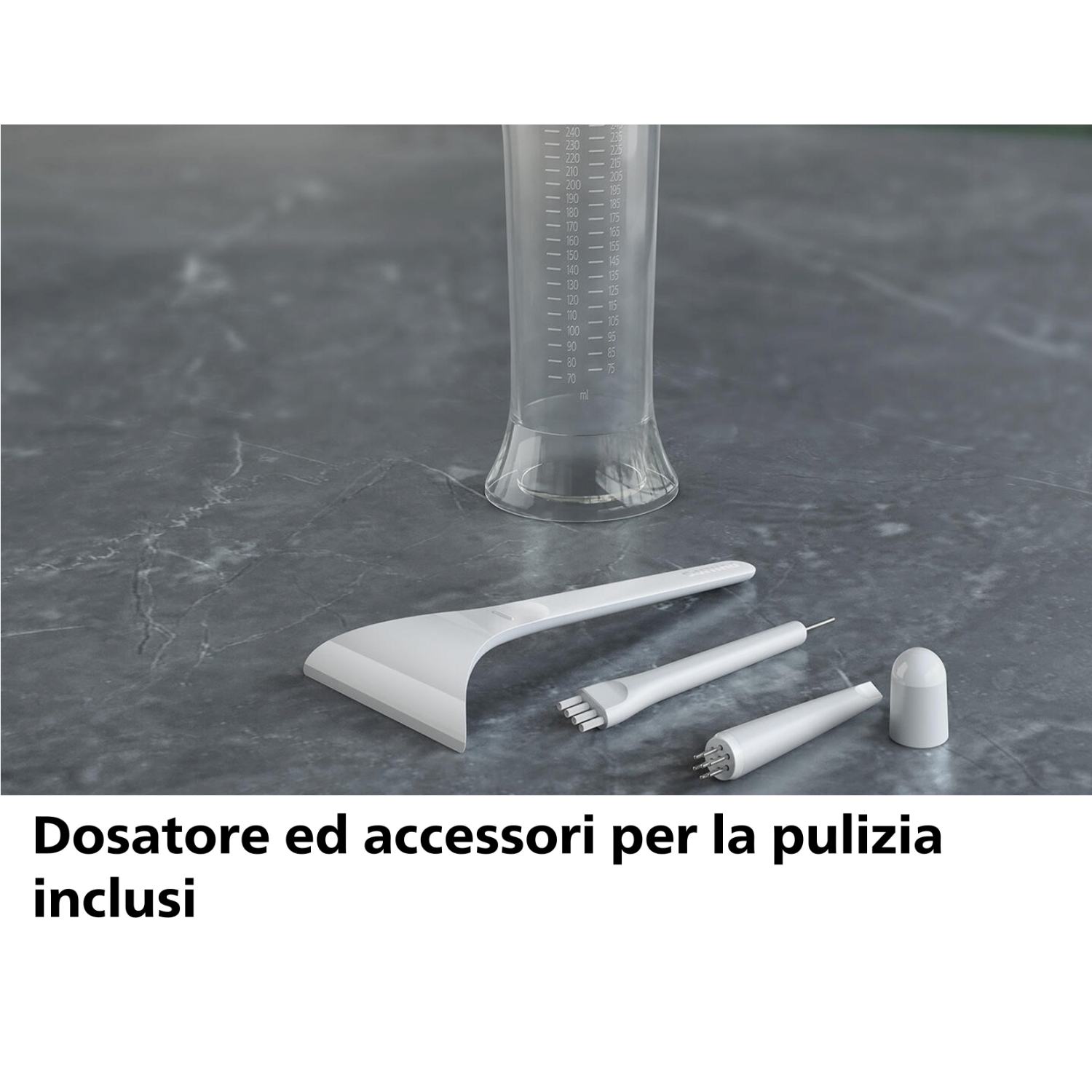 Set di strumenti, tra cui un misurino e accessori per la pulizia.