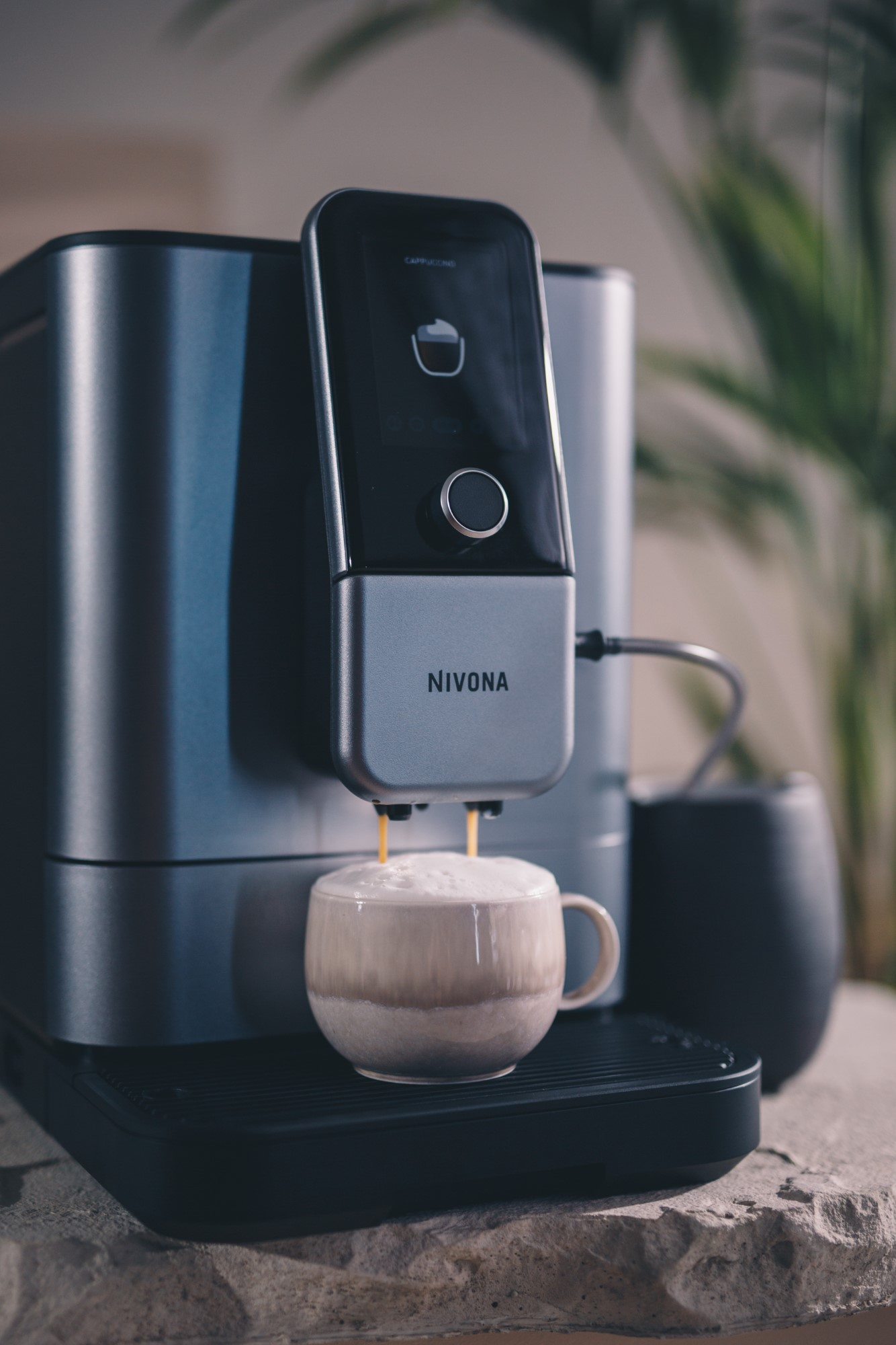 Ekspres do kawy dozujący kawę do kubka z pianką mleczną.