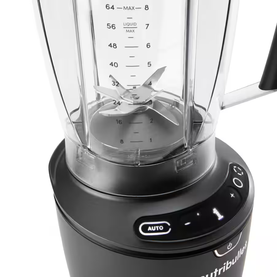 Mixeur Nutribullet noir. Avec lame et panneau de contrôle. Fond blanc.
