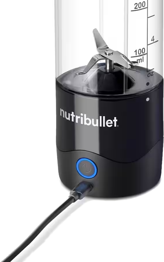 Nutribullet noir avec câble de chargement branché. Le bouton d'alimentation brille en bleu.